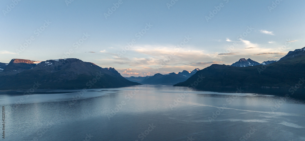 挪威夏夜林根峡湾鸟瞰图