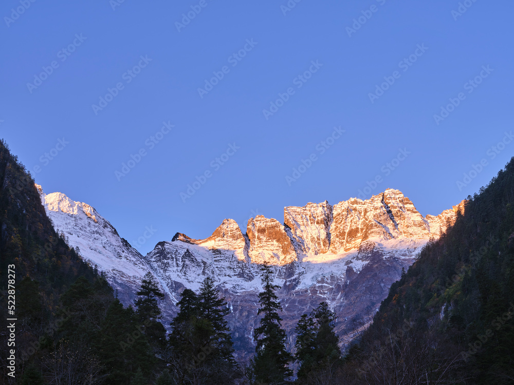 日出时的梅里雪山嘉仁山，中国四川