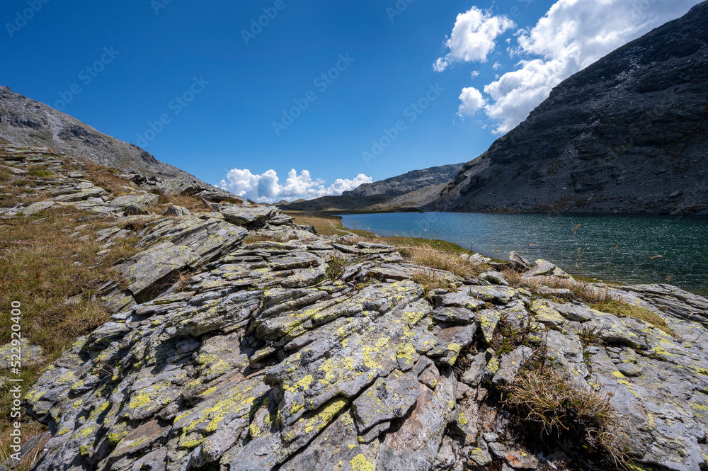 Lac de Savine dans le massif de la Vanoise dans les Alpes en été en France 