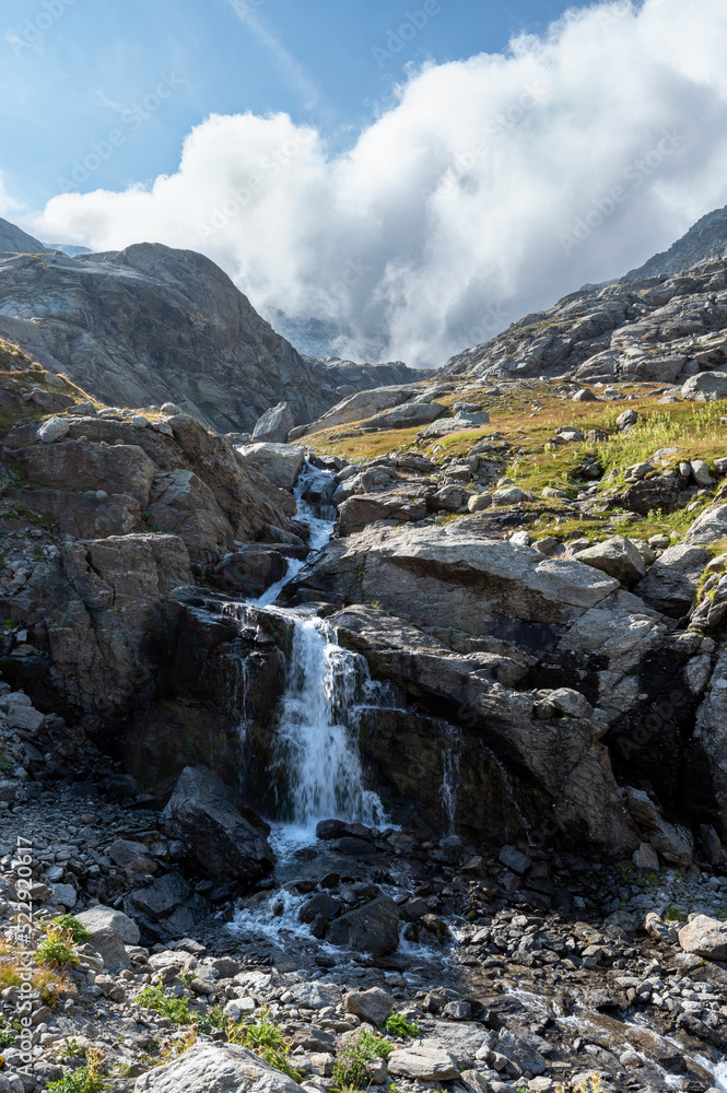 Cascade dans le paysage de montagne du massif de la Vanoise dans les Alpes en France en été et du va