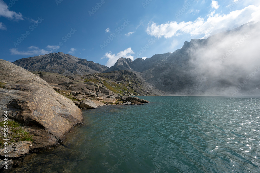 Lac dAmbin dans le massif de la Vanoise dans les Alpes en France en été