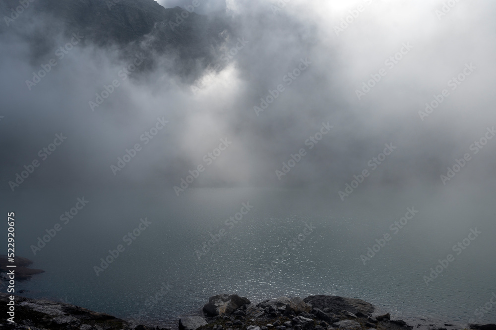 Lac dAmbin dans le massif de la Vanoise dans les Alpes en France en été