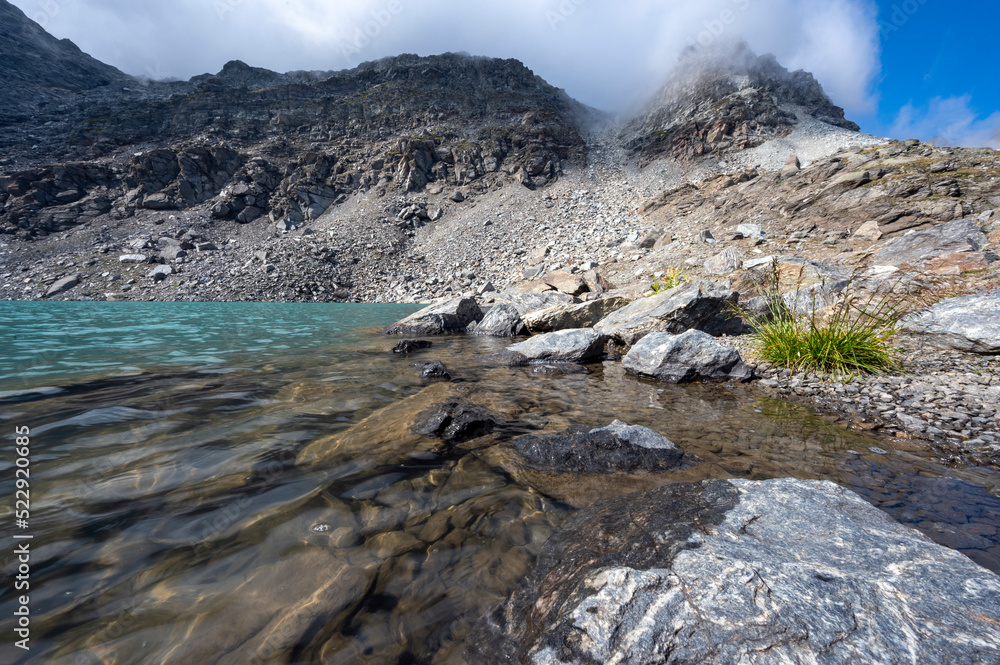 Lac dAmbin dans le massif de la Vanoise dans les Alpes en France en été