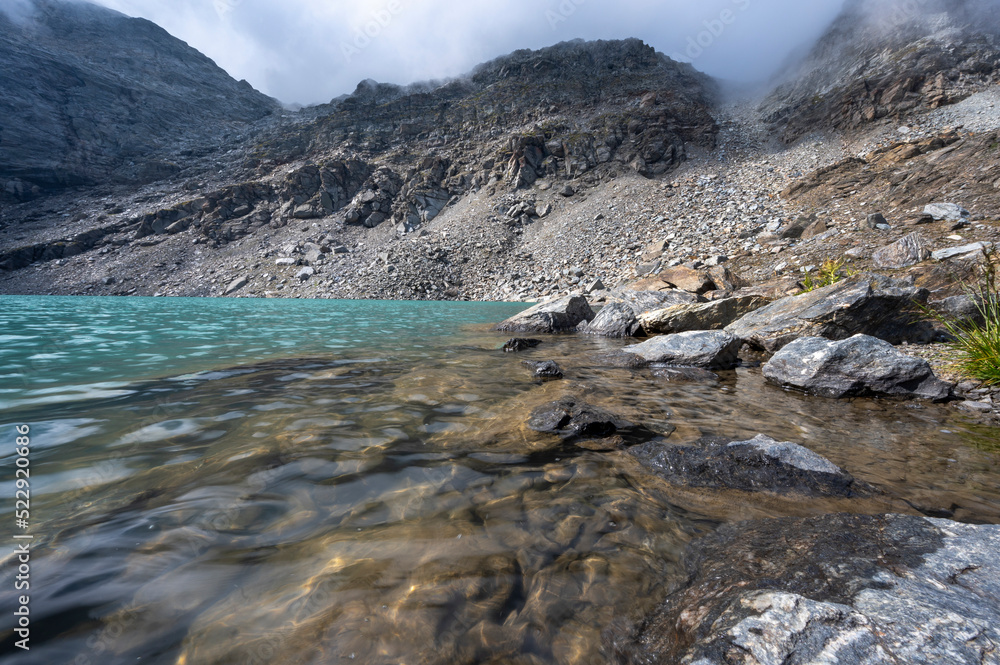 Lac dAmbin dans le massif de la Vanoise dans les Alpes en France en été