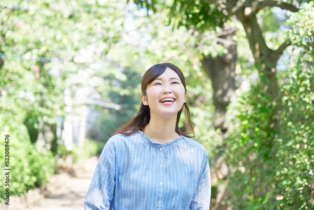 屋外で笑顔で散歩する女性