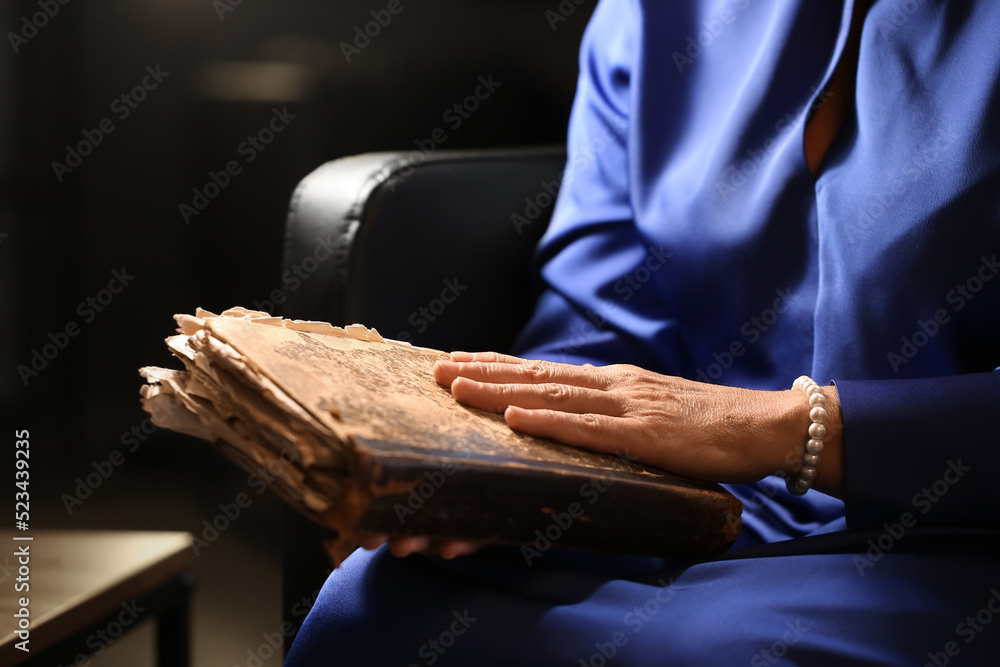 成熟女人深夜在家读旧书，特写