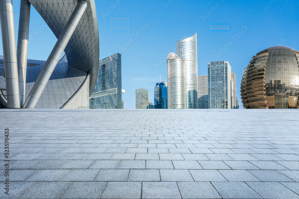 中国杭州，空荡荡的楼层和现代化的城市天际线，带着现代化的建筑。