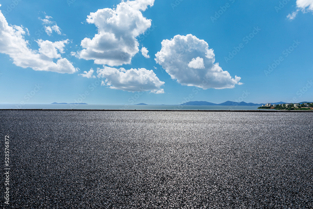 具有岛屿自然景观的沥青路面和湖泊