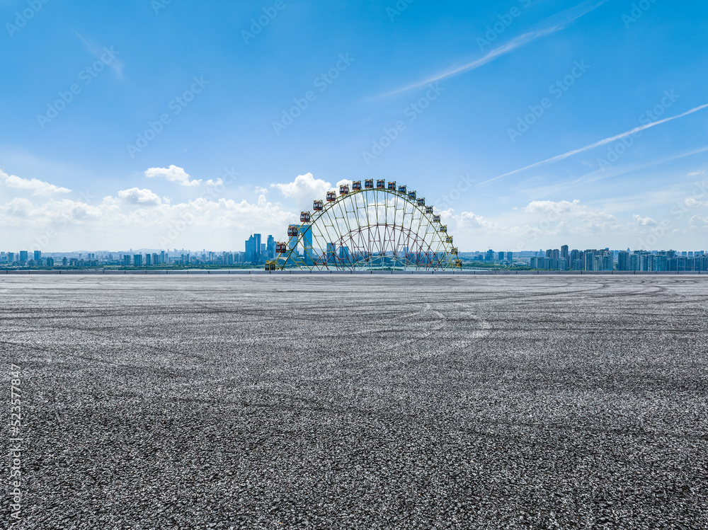 中国苏州的沥青道路和城市天际线与现代建筑。