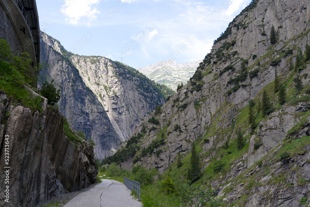 Scenic view of rocks and mountains at Schöllenen Gorge, Canton Uri, on a sunny summer day. Photo tak