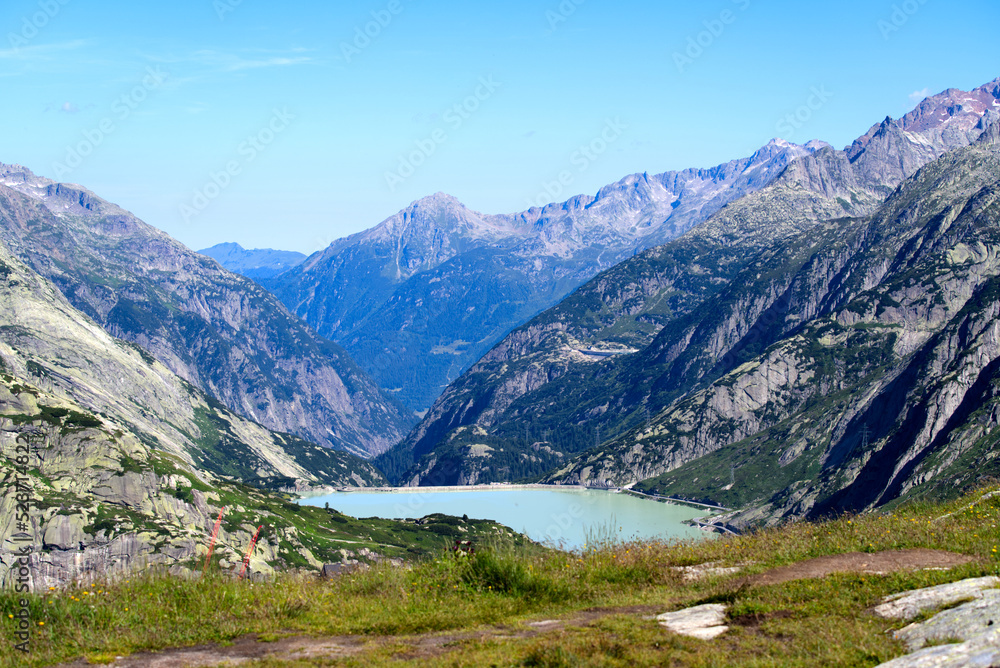 瑞士格里姆塞尔山口的大坝湖风景，背景是山脉全景