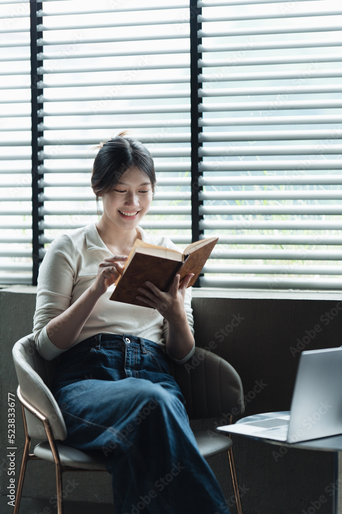 微笑的学生女孩在咖啡店读书，教育，高中，大学，学习和p