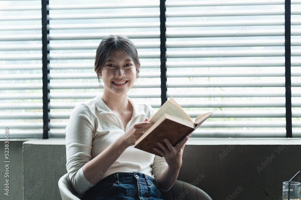 微笑的学生女孩在咖啡店读书，教育，高中，大学，学习和p