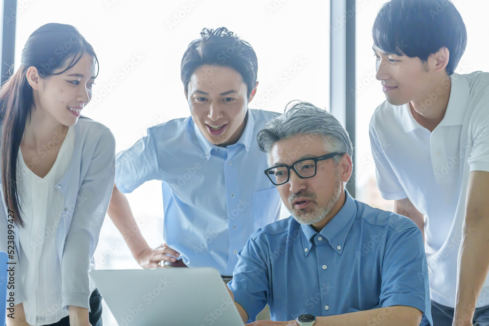 パソコンに注目するビジネスパーソン