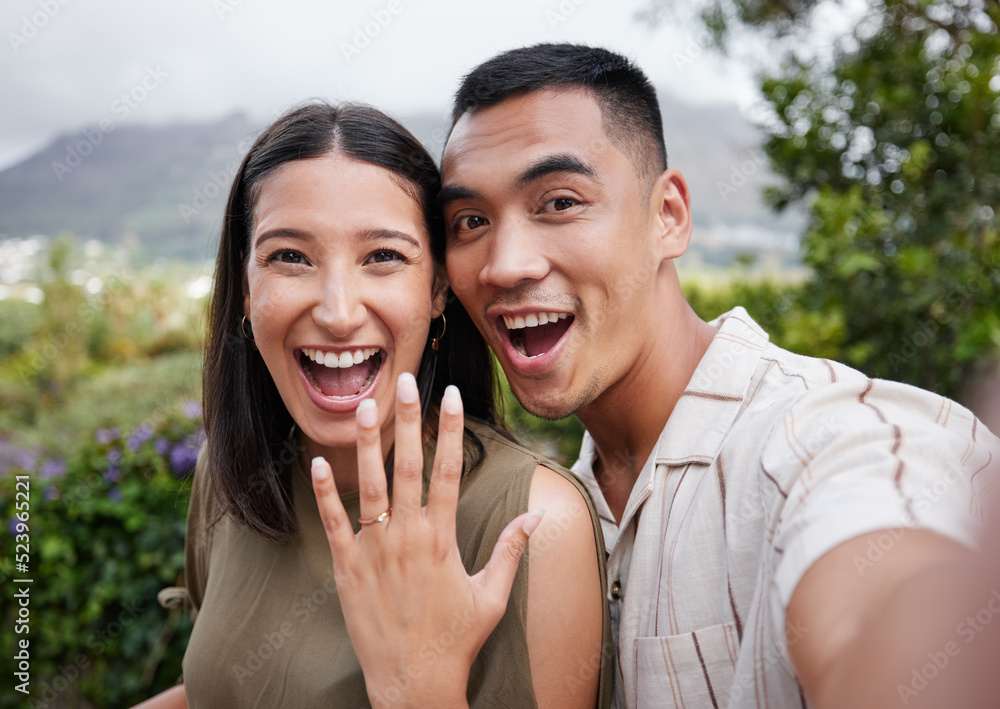 订婚、戒指和庆祝活动，一对年轻夫妇宣布了他们的喜讯和特殊时刻