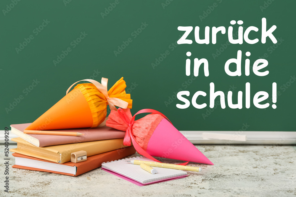 教室桌子上放着学校的锥形物、书籍和文具。学校里的Zuruck（返校）