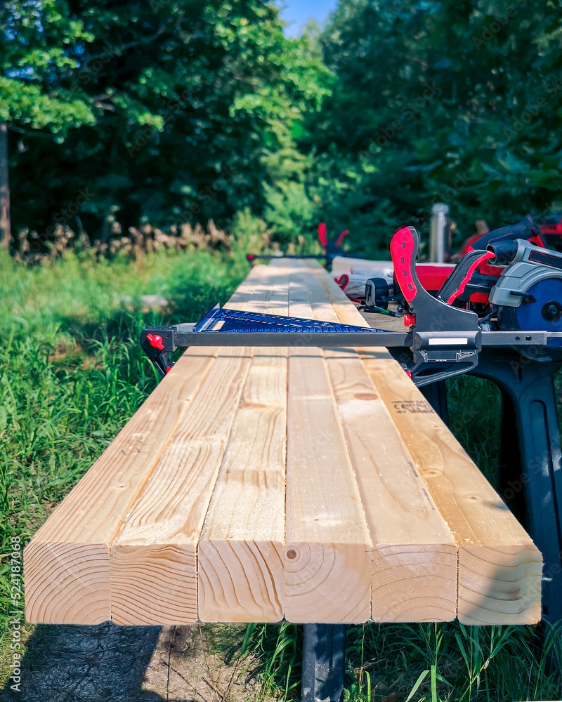 Nachhaltiges Bauen eines Holzrahmenhauses: Kanthölzer beim Zuschnitt