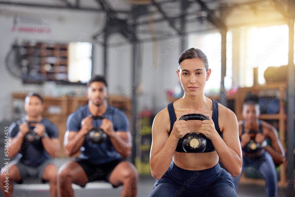 Kettlebell深蹲、健身和训练小组的健康人过着积极的健康、身心健康的生活