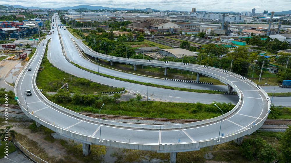 工业和交通视图。道路上的卡车和汽车包围了工业制造业