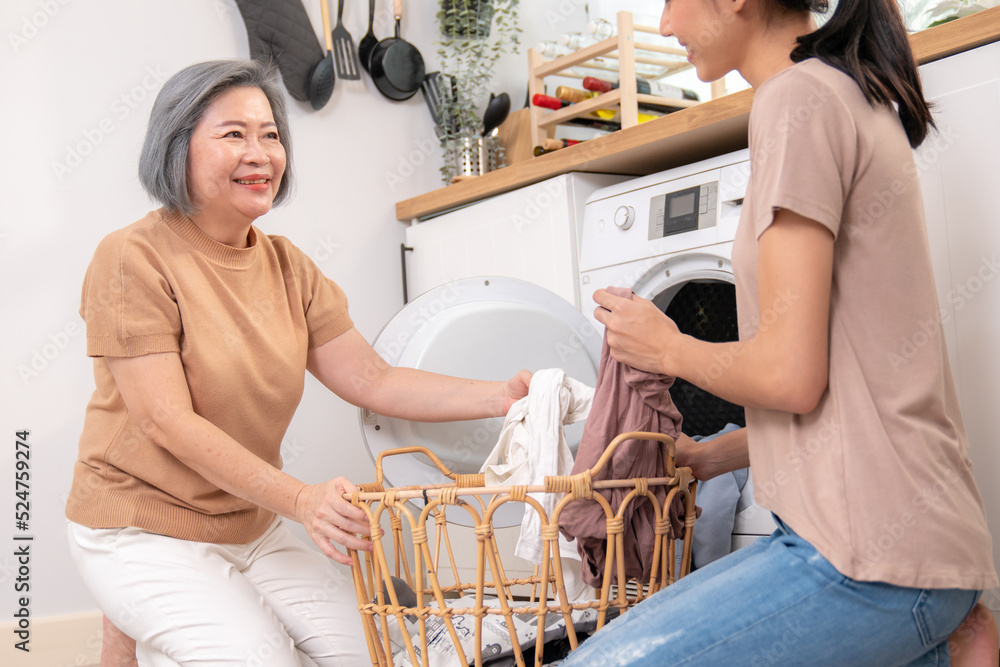 年，女儿和母亲在洗衣机附近一起完成家务