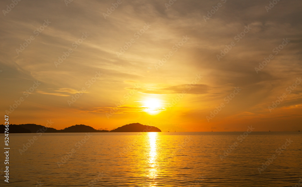 风景壮丽的云朵长时间暴露在天空中日落或海上日出时反射