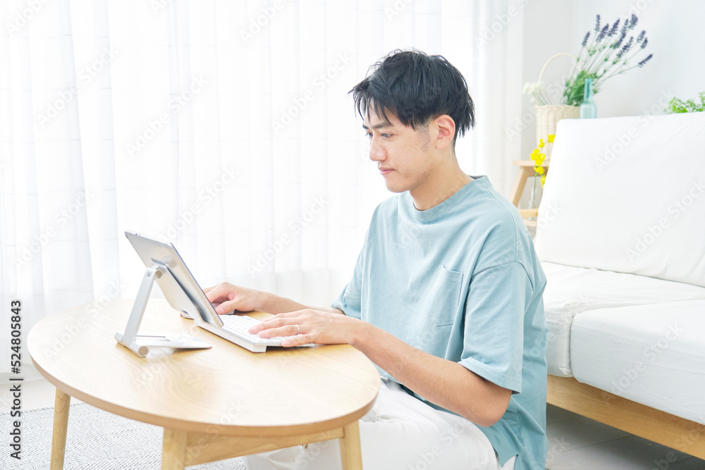 リビングでタブレットを使う男性