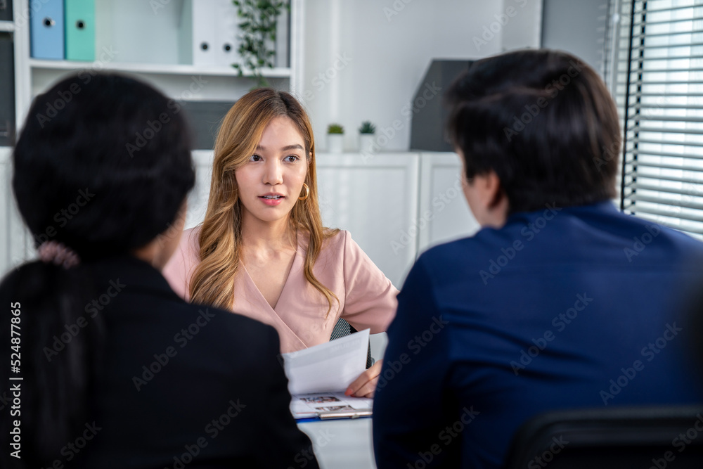 一位年轻的亚洲女性候选人试图通过自己的能力给面试官留下深刻印象。国际合作