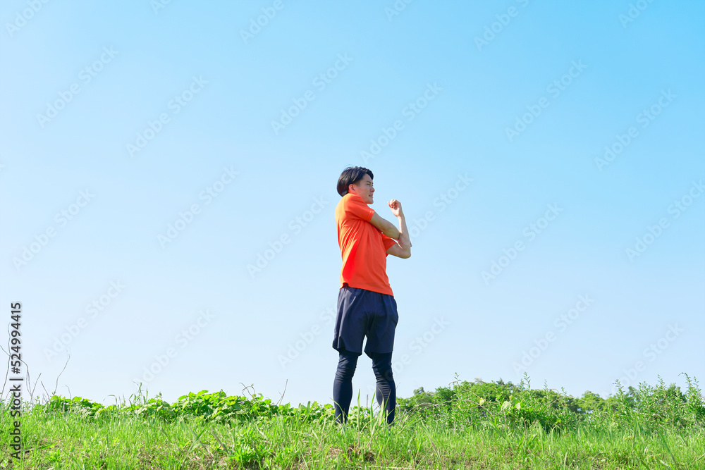 外で準備運動する男性