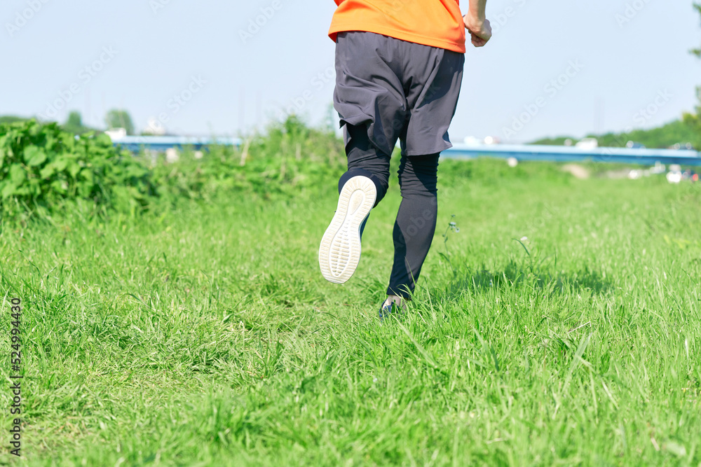 外でジョギングする男性の足元