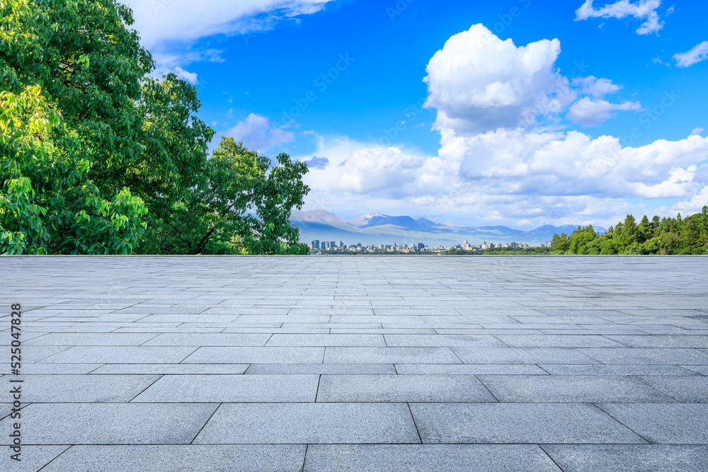 空旷的城市广场和绿树与现代城市天际线风景