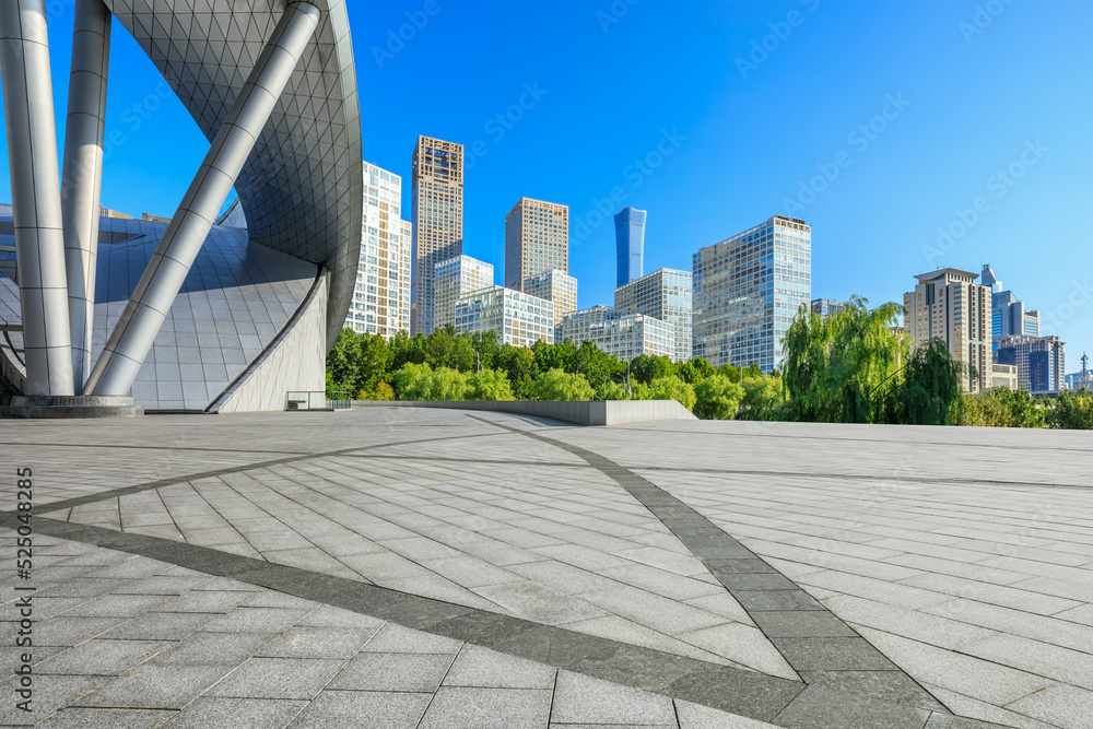 中国北京，空荡荡的广场和城市天际线，现代建筑。