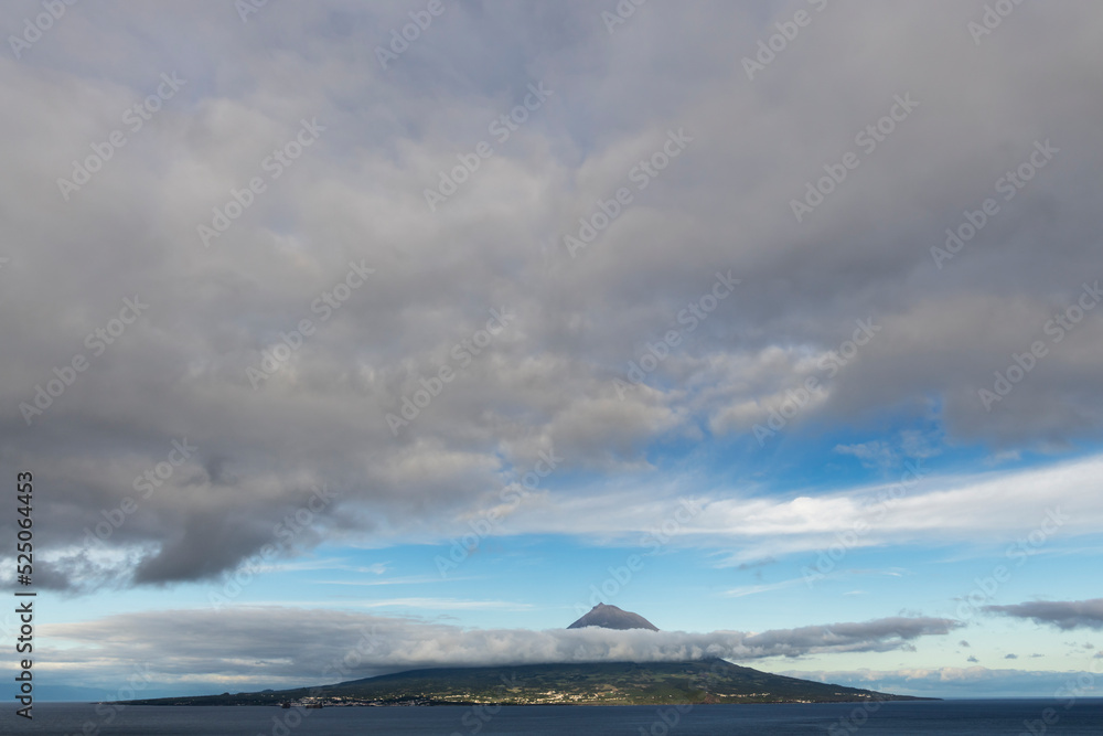 皮科火山/从法亚尔岛到皮科岛与皮科火山、高地的景色