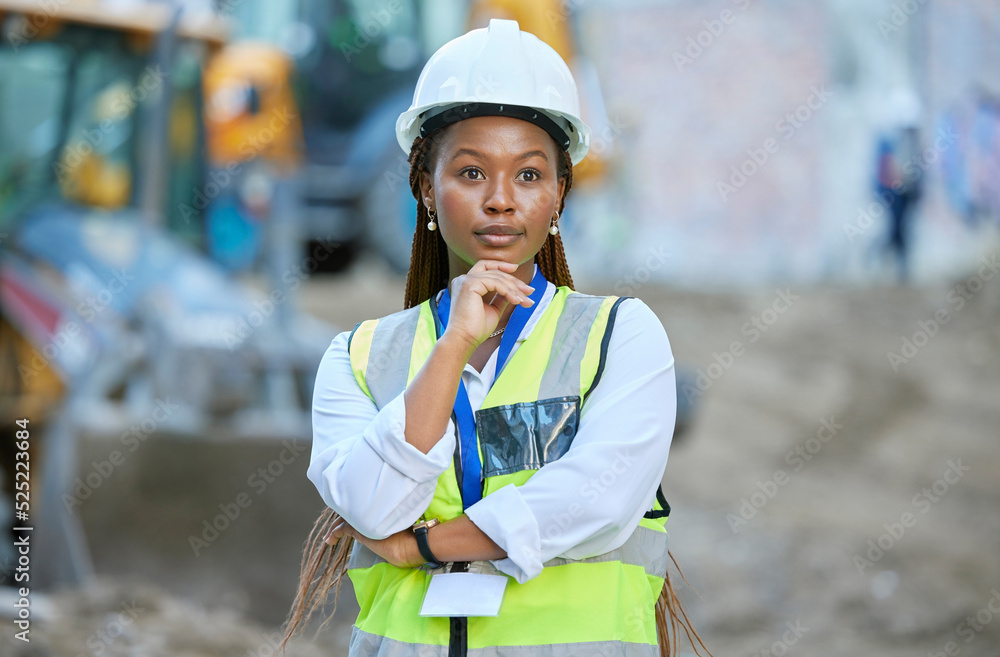 后勤保障，建筑工人和妇女在建筑工地上交叉双臂思考，做