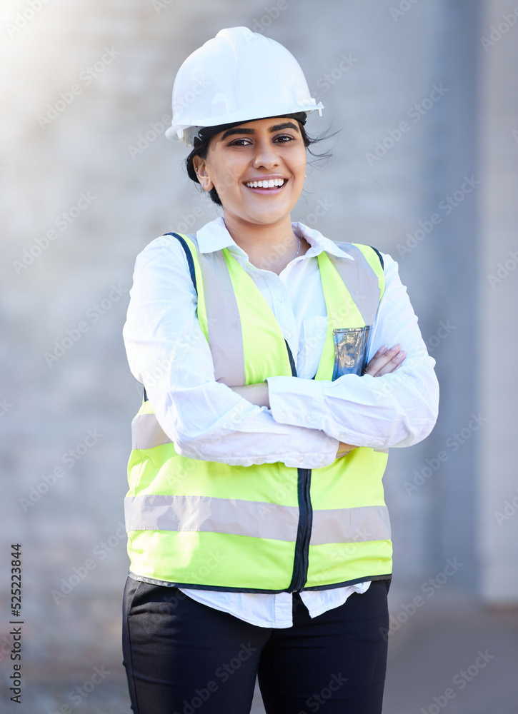 与女性承包商或技术人员在建筑工地外进行建筑、建筑和工程