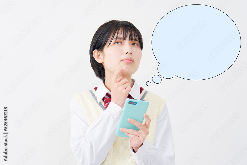 白背景でスマホを持って考える女子高生　吹き出しあり