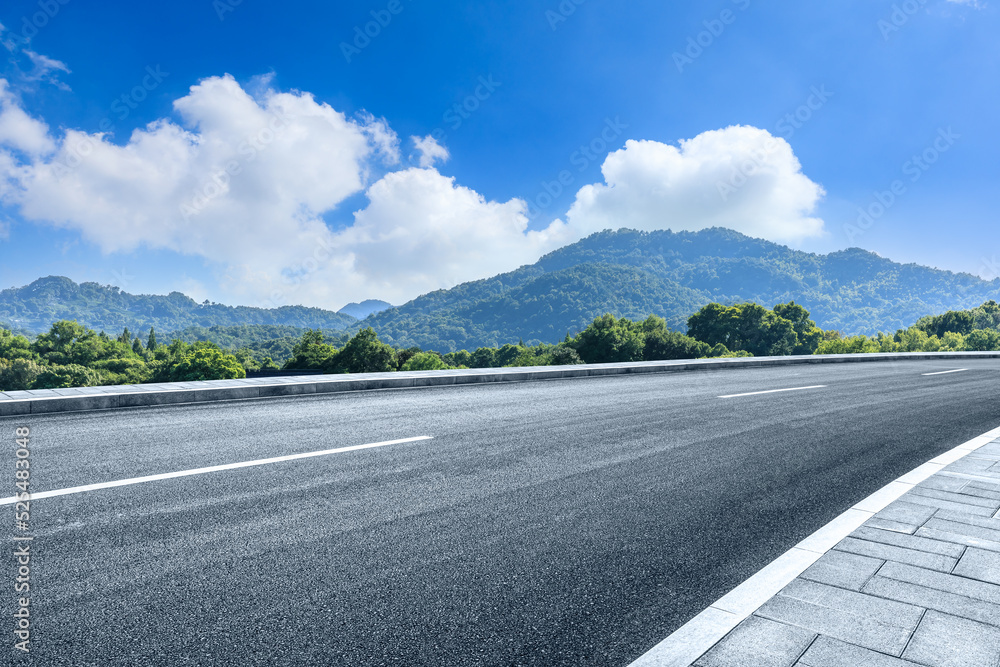 以山为背景的沥青路和绿色森林