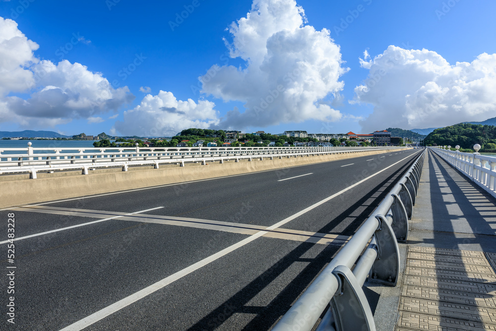 空旷的柏油路和美丽的海边自然景观