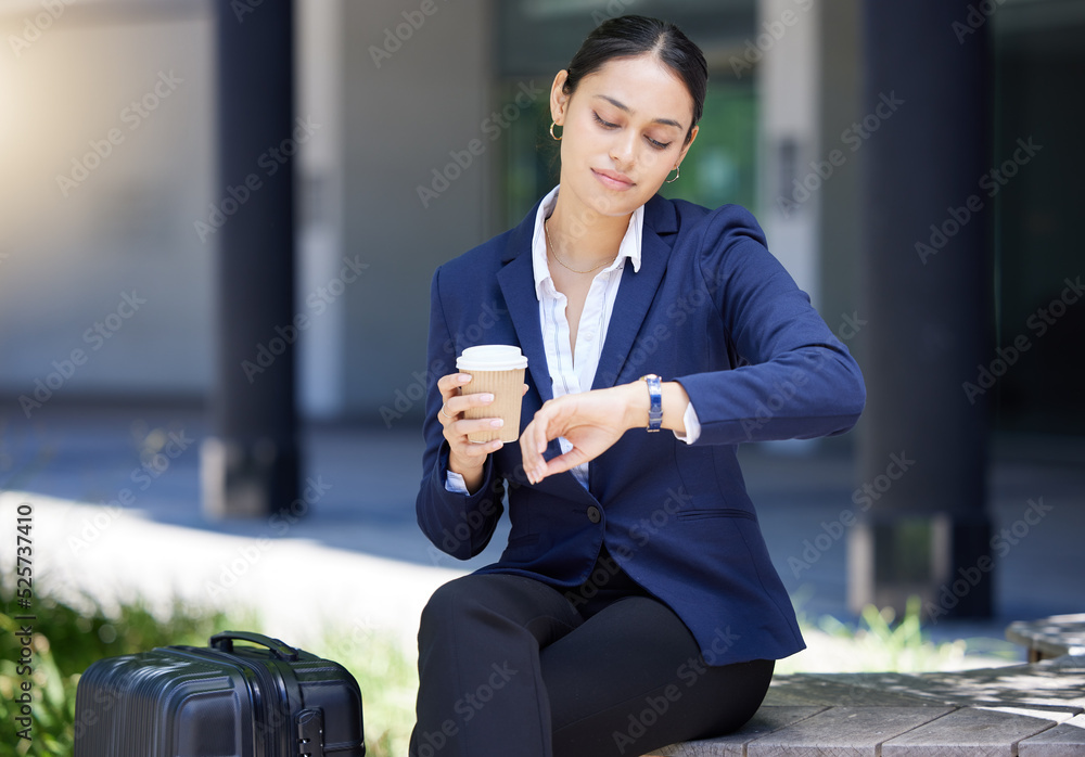 时间、旅行和日程安排，与商务女性一起查看截止日期，检查旅行时间