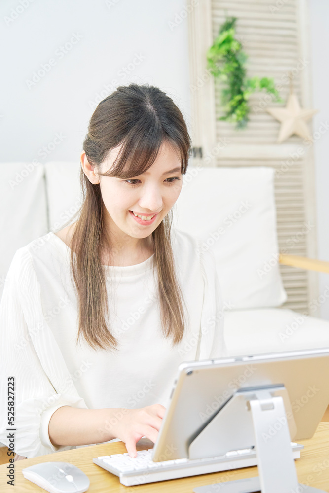 リビングでタブレットを使う女性