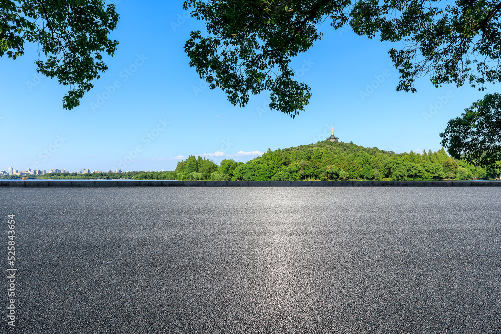 中国杭州，空旷的柏油路和青山，城市天际线。