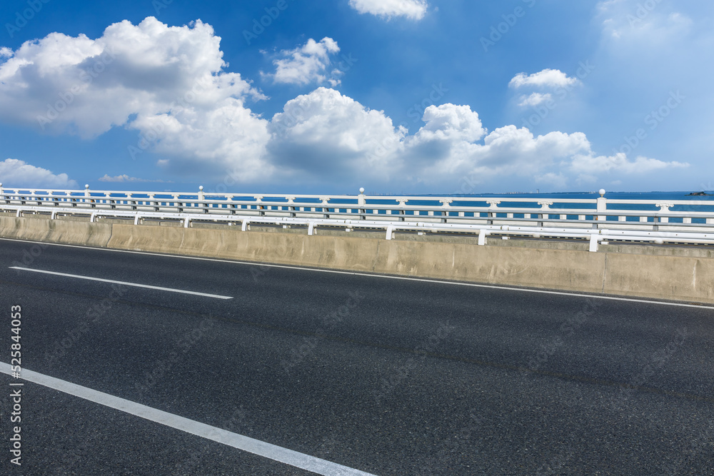 沥青公路和天空云背景