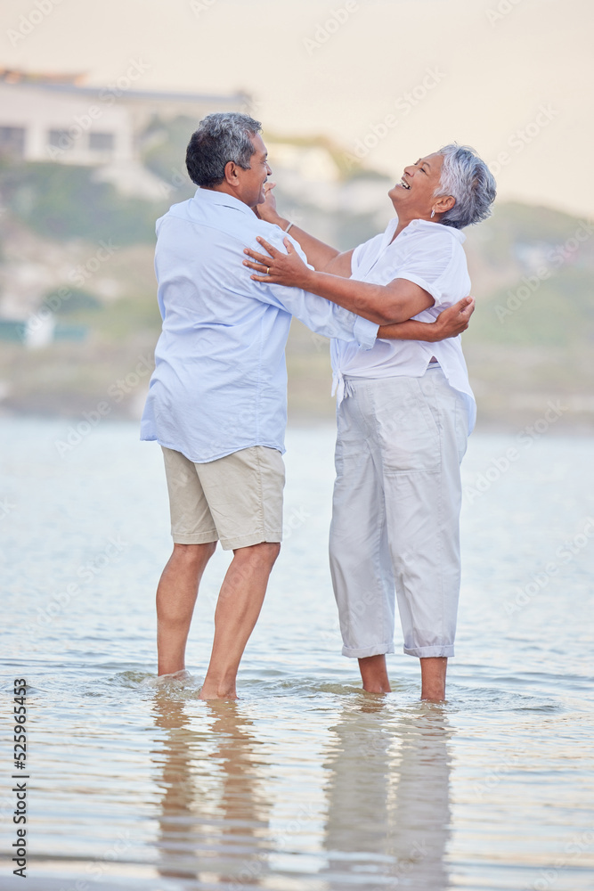 沙滩舞，老年夫妇和喜剧男女站在海水或海水中拥抱太阳