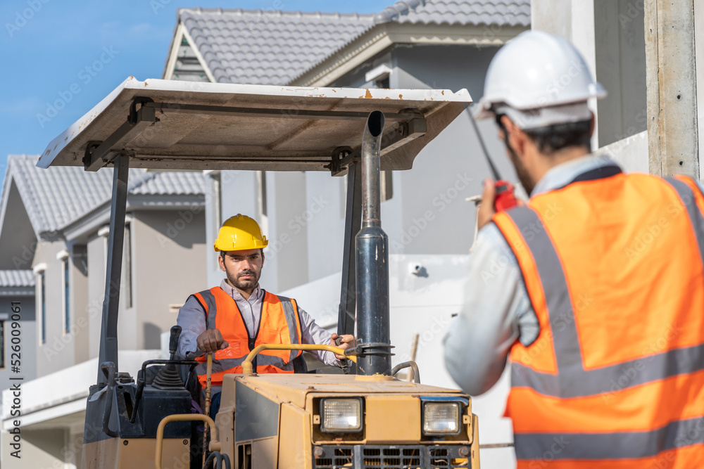 建筑工人正在驾驶平地机、拖拉机或建筑机械在施工现场搬运土壤