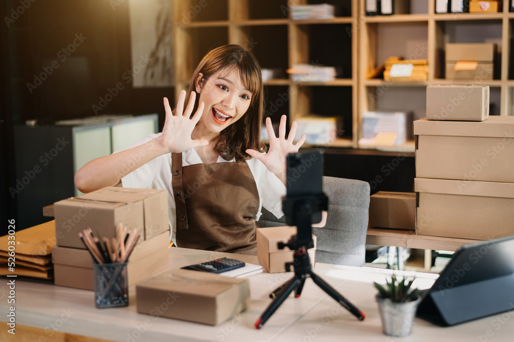 亚洲美女博主在镜头前展示服装录制vlog视频直播