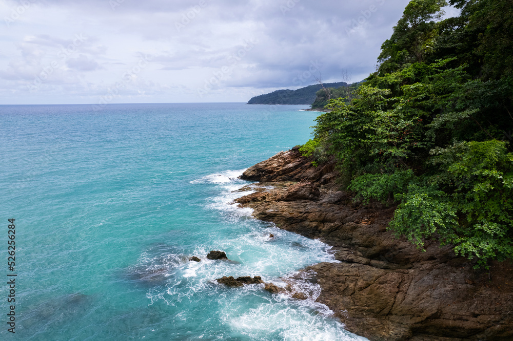 海浪冲击的鸟瞰图海岸岩石上白色泡沫的波浪俯视图岩石海岸山