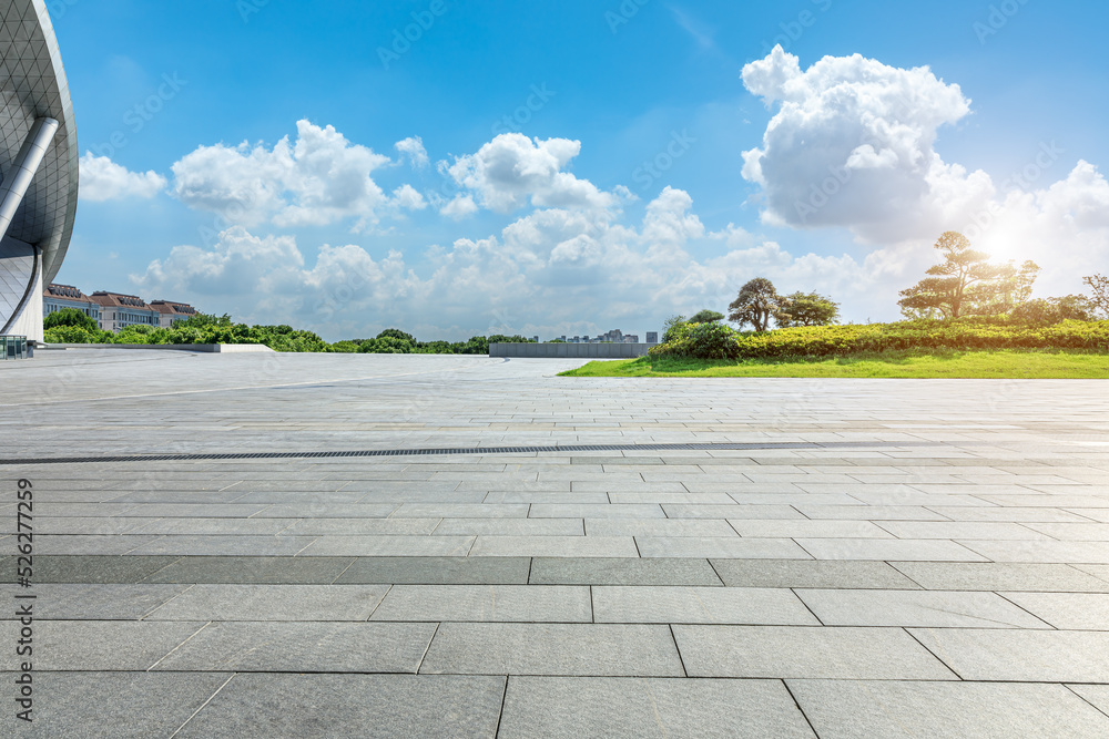 城市公园空荡荡的广场地板和天空的云朵背景