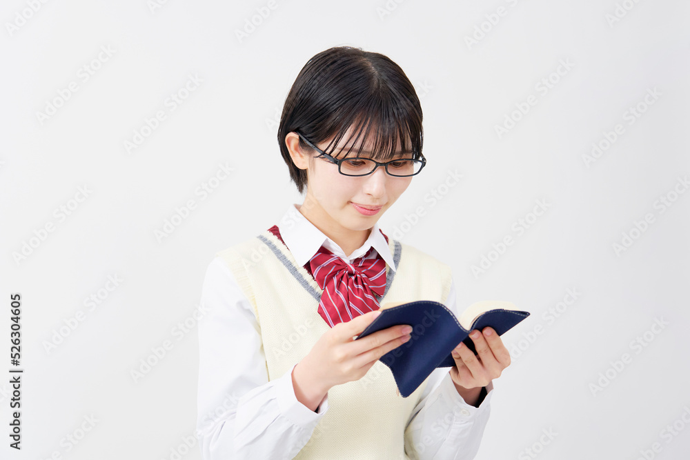 白背景で本を読む女子高生