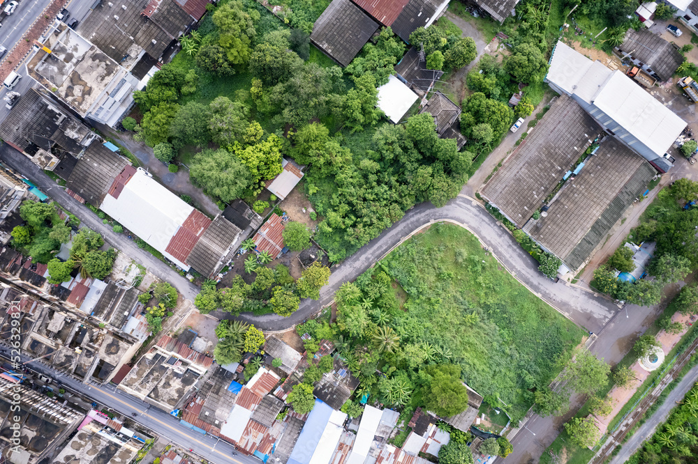 农村郊区种植园和商业建筑之间蜿蜒的柏油路