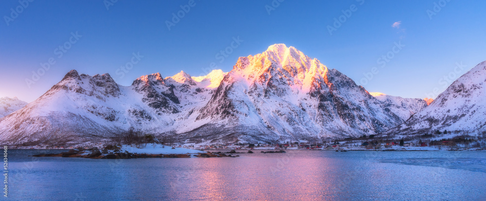 美丽的雪山和映在水中的蓝天