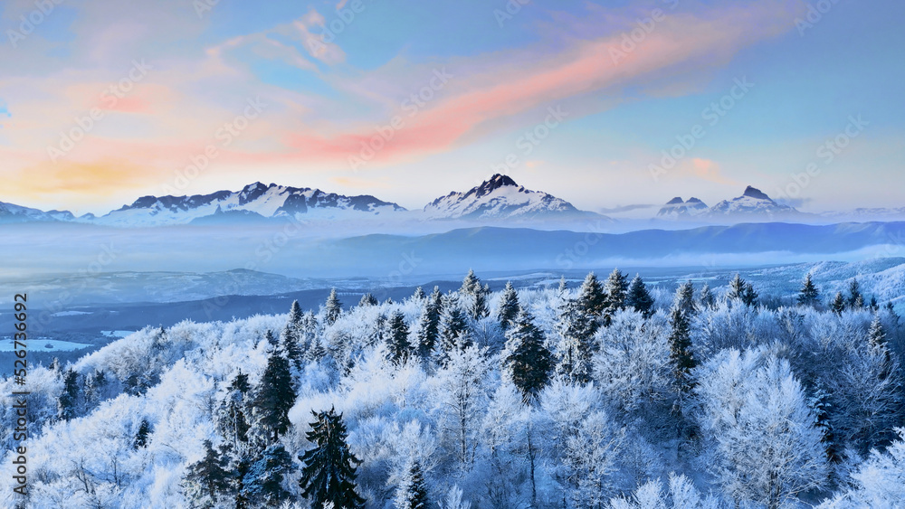 日出山冰雪覆盖的冬季树木美丽的自然黄金时段假日旅行和旅游